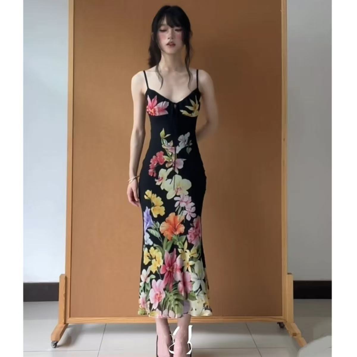 Tropic Strap Vintage - เดรสสายเดี่ยวลายดอกไม้สไตล์เรโทรสำหรับผู้หญิง ชุดเดรสฤดูร้อนสำหรับวันหยุดพักผ่อนริมชายหาด พร้อมเชือกผูกเอว กระโปรงทรงเข้ารูป